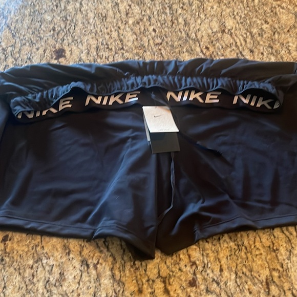 Nike plus size women’s shorts NWT / clean smoke free home. Make me an offer! - Picture 4 of 4